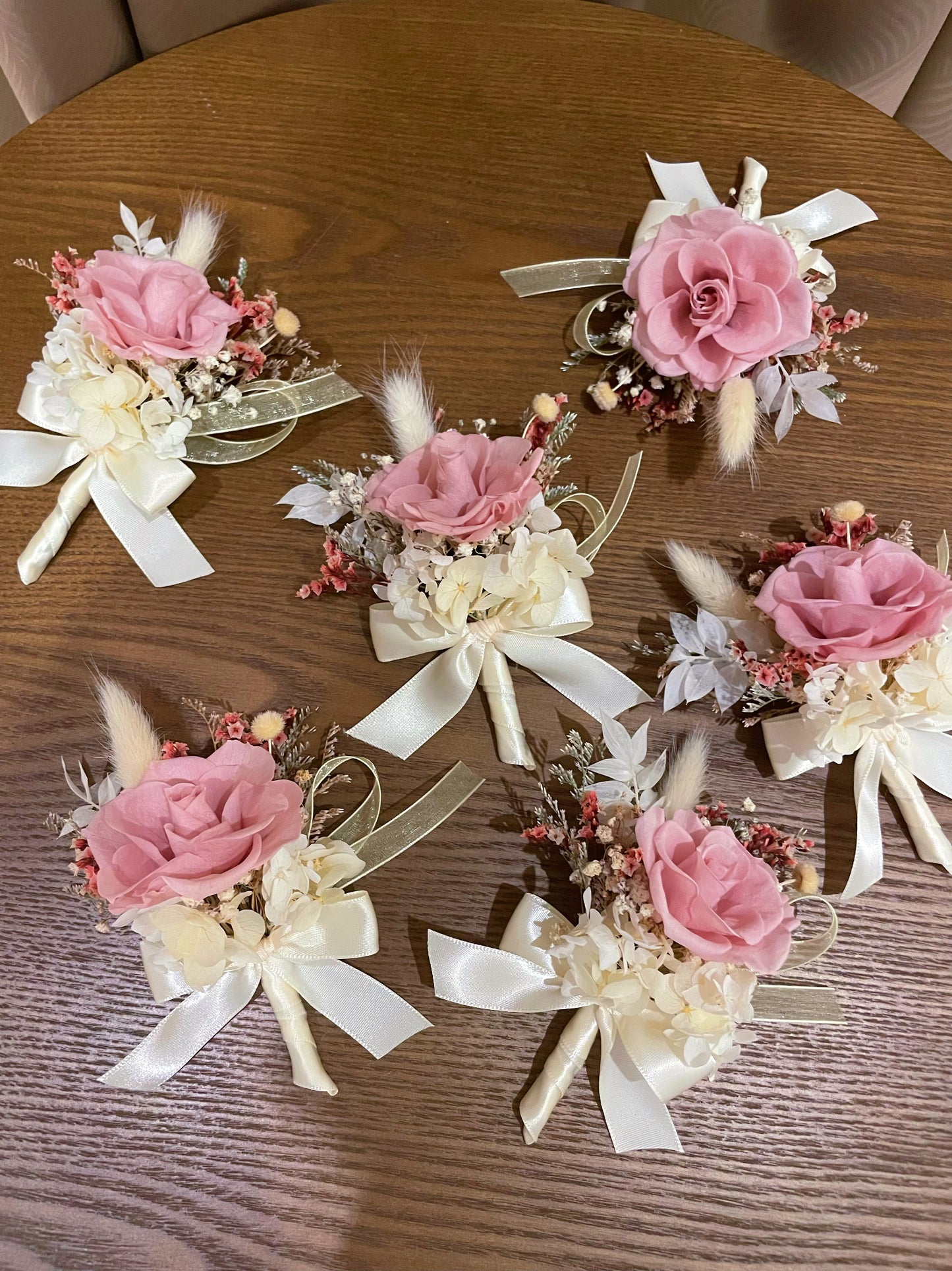 裸粉色永生胸花